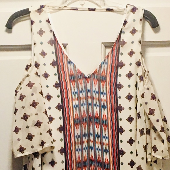 Soulmates SZ M Blouse with shoulders showing. 👚💋 - Picture 2 of 7